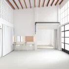 Alquiler de estudio con ciclorama Infinity y luz natural para producción en Valencia