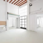 Estudio de fotografía en alquiler con ciclorama Infinity y luz natural en Valencia