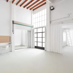 Estudio de fotografía en alquiler con ciclorama Infinity y luz natural en Valencia