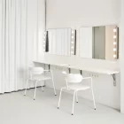 Zona de maquillaje del plató fotográfico con luz natural en Valencia