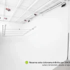 Estructura de raíles e iluminación en el techo del estudio fotográfico de alquiler en Valencia