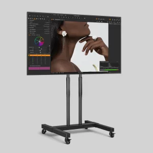 TV Samsung QLED 65 pulgadas sobre soporte móvil con ruedas, mostrando un software de edición