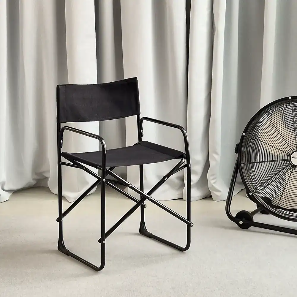 Silla negra plegable estilo director de cine disponible en alquiler de estudio de foto y vídeo CU29 Valencia