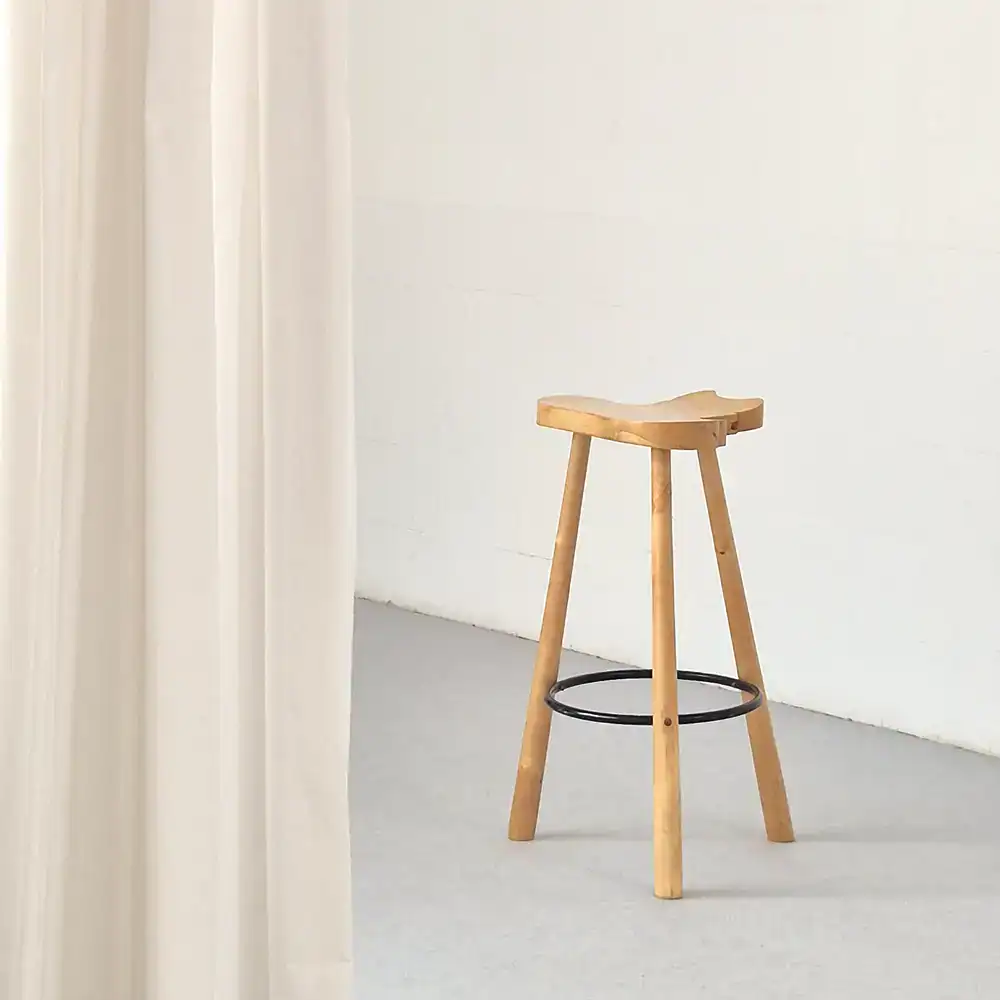 Taburete vintage de madera, ideal para posar en tu sesión de fotos o vídeo, disponible en alquiler de estudio CU29 Valencia