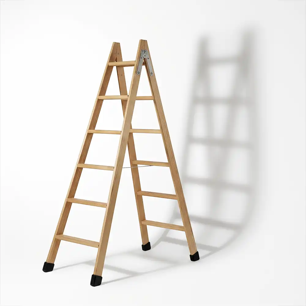 Escalera de madera como prop decorativo para posar, disponible en alquiler de estudio de foto y vídeo CU29 Valencia